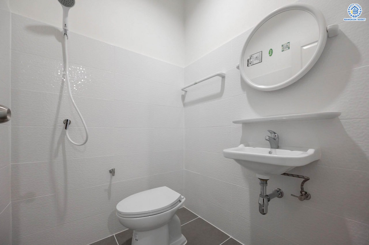 บ้านมือสองตกแต่งใหม่ โครงการ เดอะเวอรีเดียนโฮม กาญจนาภิเษก เนื้อที่กว้าง 86 ตร.ว. ฟังก์ชัน 3 ห้องนอน 3 ห้องน้ำ 1 ห้องอเนกประสงค์ 1 ห้องแม่บ้าน จอดรถได้ 4 จอด บนทำเลดี เชื่อมต่อถนนรัตนาธิเบศร์ ถนนนครอินทร์ ถนนกาญจนาภิเษก ใกล้รถไฟฟ้าสายสีม่วง "สถานีตลาดบางใหญ่" และจุดขึ้นทางด่วน "ศรีรัช"...